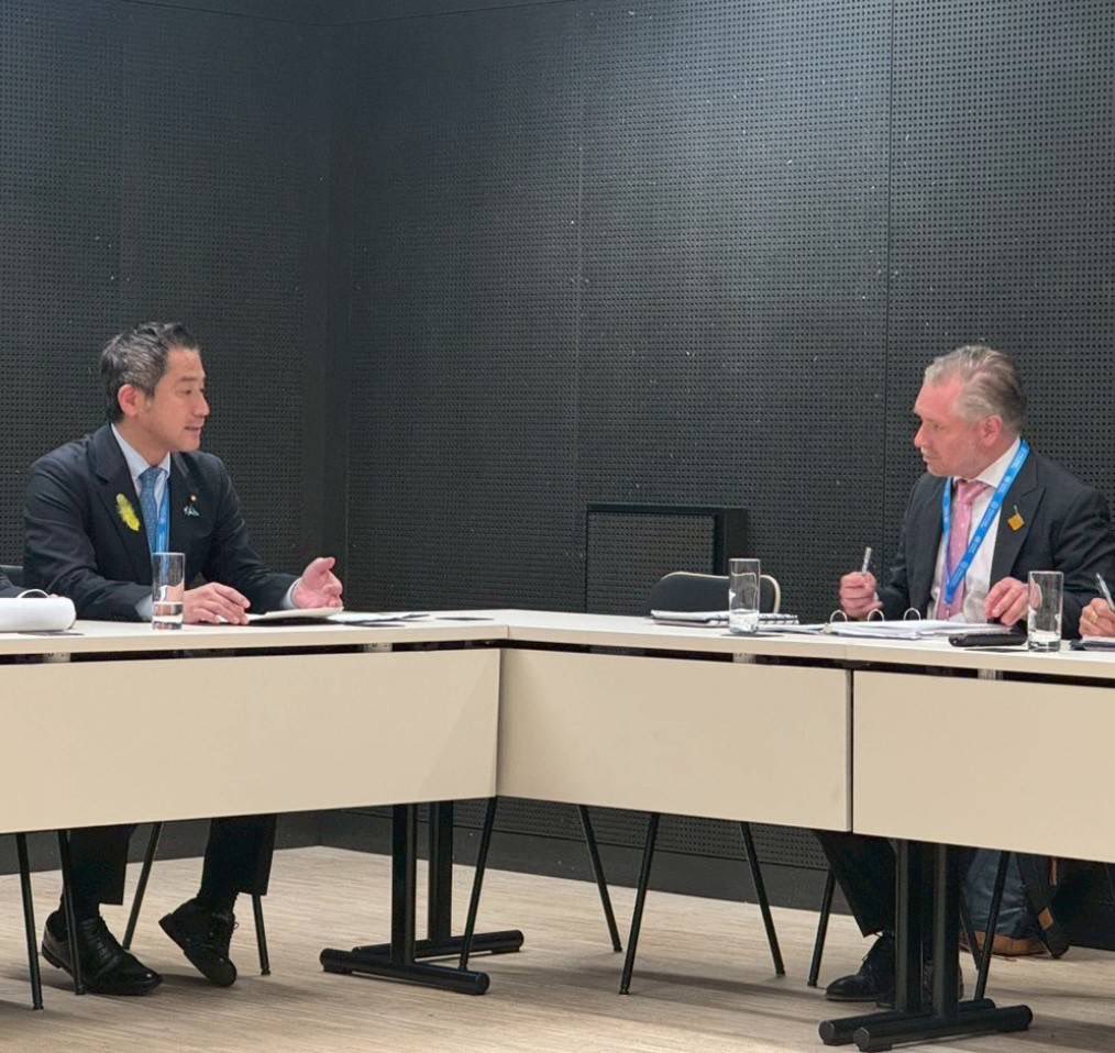 0024youhei's tweet photo. 国連初のAIガバナンスに関する国際会議に日本政府の代表として参加するため、スイスのジュネーブへ出張に来ています。

国連幹部によるAIに関するステートメントを聞いた後、私から日本政府を代表して、AI格差の解消について演説を行いました。

日本は今後もあらゆるステークホルダーと連携を深めながら各国・地域の実情に応じたAIエコシステムの共創に取り組んでいきます。

具体的な成果を出すために民間企業やアカデミアを含む多様なステークホルダーの関与が重要である点を訴えました。

日本のアカデミアや企業を牽引する東大の松尾豊教授が今年から国連のAIに関する独立国際科学パネルのメンバーを務めておられ、会場にお見えになっていたので、懇談させていただきました。

松尾教授の研究室では、グローバルサウスを中心にAI講義を展開するなどの活動を行っており、今日の私の演説のテーマにも大きな示唆に富む懇談になりました。

また、日本からもパネルに松尾教授のようなメンバーが輩出され活躍されていることを敬意を持って、心強く感じます。

他にも、会場ではアラブ首長国連邦、カナダの代表団とも会談を行いました。

引き続き、日本政府を代表してのスピーチが控えています。
日本としてAIガバナンスに関する国際的な議論を主導していけるよう、外交努力を続けてまいります。

#江戸川区
#衆議院議員
#外務大臣政務官
#国連
