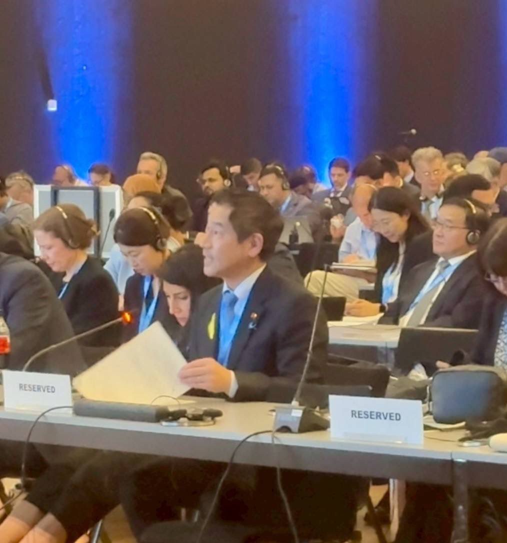 0024youhei's tweet photo. 国連初のAIガバナンスに関する国際会議に日本政府の代表として参加するため、スイスのジュネーブへ出張に来ています。

国連幹部によるAIに関するステートメントを聞いた後、私から日本政府を代表して、AI格差の解消について演説を行いました。

日本は今後もあらゆるステークホルダーと連携を深めながら各国・地域の実情に応じたAIエコシステムの共創に取り組んでいきます。

具体的な成果を出すために民間企業やアカデミアを含む多様なステークホルダーの関与が重要である点を訴えました。

日本のアカデミアや企業を牽引する東大の松尾豊教授が今年から国連のAIに関する独立国際科学パネルのメンバーを務めておられ、会場にお見えになっていたので、懇談させていただきました。

松尾教授の研究室では、グローバルサウスを中心にAI講義を展開するなどの活動を行っており、今日の私の演説のテーマにも大きな示唆に富む懇談になりました。

また、日本からもパネルに松尾教授のようなメンバーが輩出され活躍されていることを敬意を持って、心強く感じます。

他にも、会場ではアラブ首長国連邦、カナダの代表団とも会談を行いました。

引き続き、日本政府を代表してのスピーチが控えています。
日本としてAIガバナンスに関する国際的な議論を主導していけるよう、外交努力を続けてまいります。

#江戸川区
#衆議院議員
#外務大臣政務官
#国連