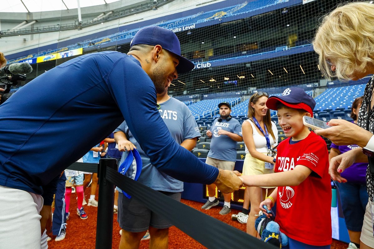 RaysBaseball's tweet photo. Home for another Magic Monday ✨

@buddy__baseball joined us for batting practice and a high five tunnel as our guys took the field! https://t.co/SGjq15K8mH