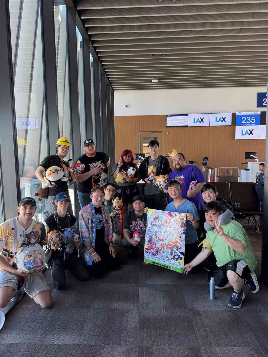 Ezralguard's tweet photo. Well, flight got delayed so East coast fans had a small offkai at LAX, shit was sudden but was a lot of fun… best thing is parents got to see how other Holofans acted https://t.co/Gi2sjJjfy2
