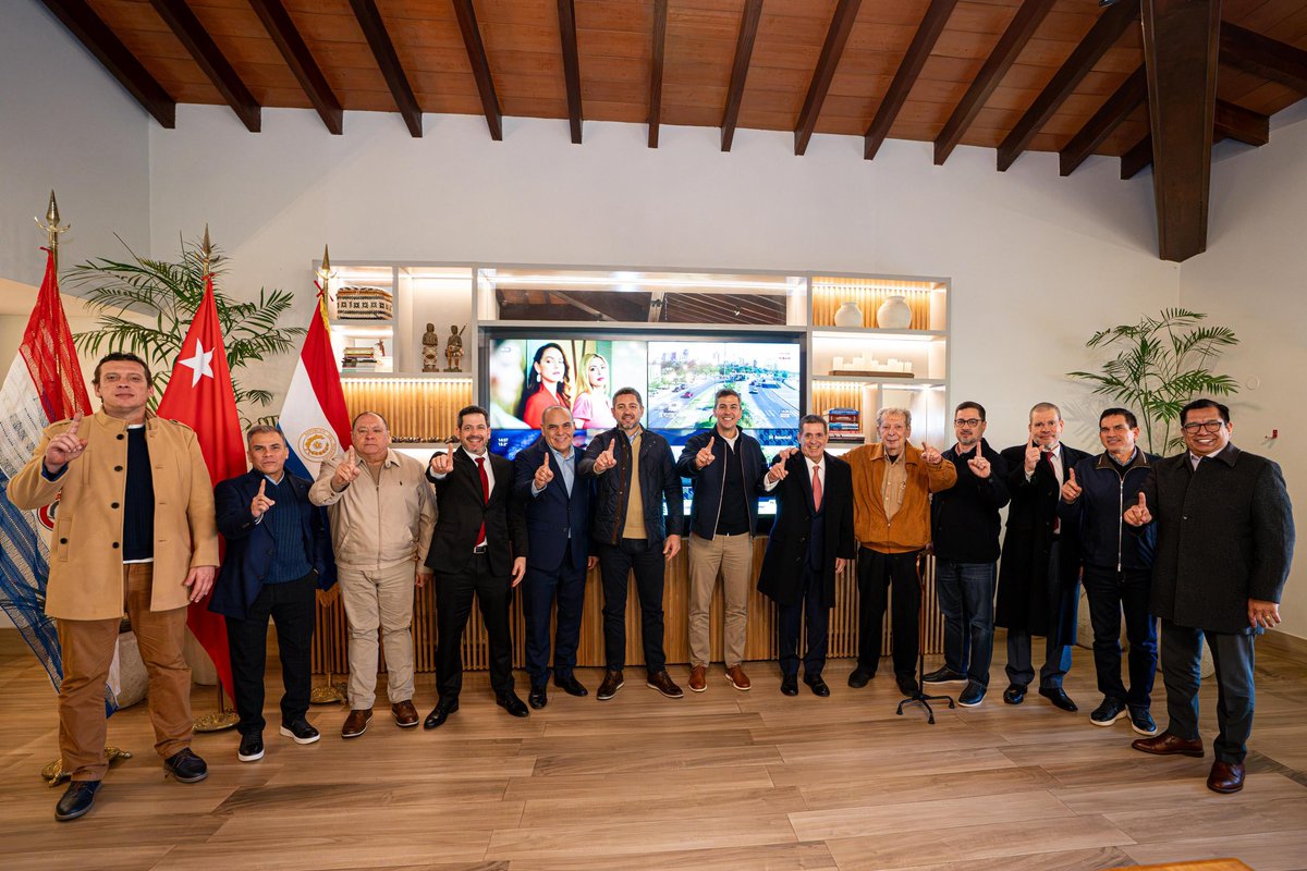 AllianaPedro's tweet photo. Hoy nos reunimos junto al presidente @SantiPenap y el Comando HC para planificar el trabajo de cara a las elecciones municipales de octubre. También compartimos un grato momento para celebrar el cumpleaños de nuestro querido líder y presidente de la ANR, @Horacio_Cartes https://t.co/M990LCK4Qd