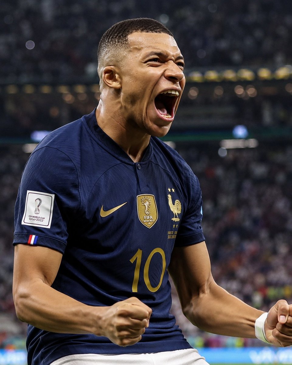 mansacha1's tweet photo. Mientras algunos se refugian en lo que hizo Messi, Mbappé está escribiendo su propia historia. Con 27 años ya está rozando registros que otros necesitaron toda una carrera para alcanzar. El presente no espera a nadie. 🔥 https://t.co/SL788MwYwK