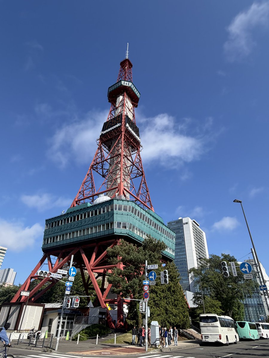 Akiko_FunLife's tweet photo. おはようございます。日陰は涼しく、日差しにあたると暑い。けどサラサラ爽やか。

#札幌 #快晴 https://t.co/ywloUTudIp