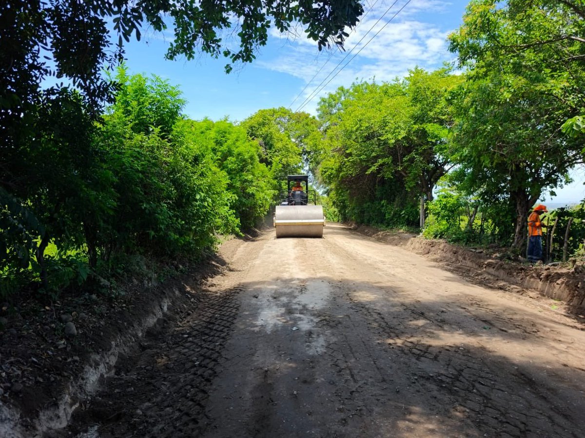 decentroDES's tweet photo. #DePaís|| @ObrasPublicasSV realiza mejoramiento del terreno hacia la carretera Litoral, en el tramo de Olocuilta, #LaPazOeste, informa la institución.
Fotos: Cortesía https://t.co/mI7WK4NhoG