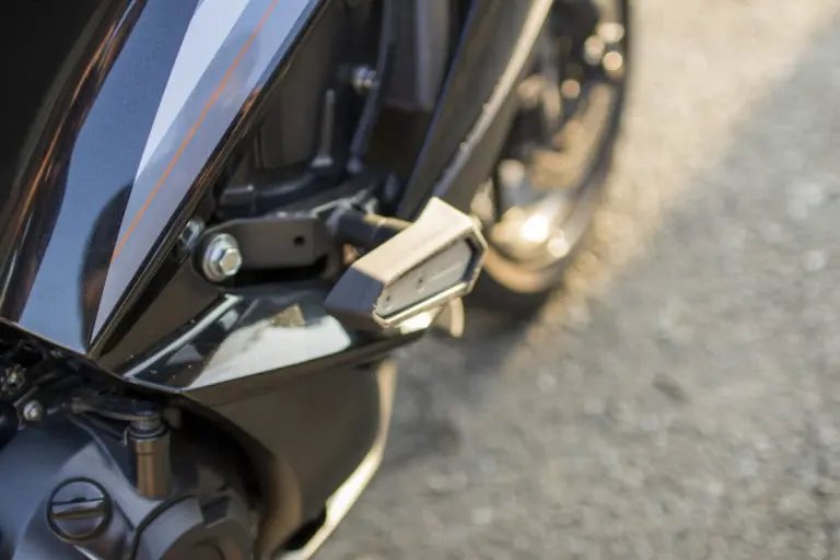 PutiMotor's tweet photo. エンジンスライダーとは

バイク転倒時に、エンジンが受ける損傷を軽減する後付けパーツのこと。

保護範囲は限定的ながら、立ちゴケ時の傷を軽減でき、軽くて、横たわったバイクを起こしやすい。

しかし、「転倒時にバイクを滑らせること」が目的なので、一般道では事故を誘因する可能性があり、また転倒時の衝撃を一局集中でスポット的に受けるため、フレームに歪み・割れなどが起こるなどの事例も報告されている。

https://t.co/25xjVBtxY8