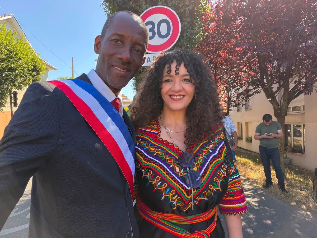 BallyBagayoko's tweet photo. 🕊️ Hommage à Lounès Matoub, une voix de la liberté ! 

C’est avec émotion que nous nous sommes rassemblés rue Lounès Matoub, à Pierrefitte-sur-Seine, en présence de son épouse, de nombreux sympathisants et soutiens, ainsi que de Farid Aid, élu délégué à la commune de Pierrefitte-sur-Seine, et de mes collègues Soukouna Bakary et Yasmina Bédar afin de rendre hommage à un homme dont le combat continue d’inspirer bien au-delà de la Kabylie.

En donnant son nom à cette rue, notre commune fait vivre la mémoire d’un artiste engagé, défenseur infatigable de la liberté, de la démocratie, de la paix, de la culture amazighe et des droits humains. Ce lieu symbolise les valeurs qu’il a portées tout au long de sa vie.

Le 25 juin 1998, Lounès Matoub a été assassiné en Kabylie dans un contexte de fortes tensions. Au cours de cette cérémonie, son épouse a rappelé que, selon elle, toute la lumière n’a toujours pas été faite sur les circonstances de sa disparition. Son témoignage a rappelé l’importance du devoir de mémoire et de la quête de vérité.

Lounès Matoub appartient à cette lignée de grandes figures qui ont marqué l’histoire par leur engagement en faveur de la liberté, de la dignité humaine et de la justice. À l’instar de Nelson Mandela, Malcolm X ou Frantz Fanon, il demeure une source d’inspiration pour toutes celles et ceux qui refusent l’injustice et défendent les libertés fondamentales, chacun dans son contexte et son histoire.

Cette cérémonie a également été l’occasion de rappeler le jumelage qui unit les villes de Saint-Denis et de Pierrefitte-sur-Seine à la commune de Larbaâ Nath Irathen (anciennement Fort-National). Un partenariat fondé sur l’amitié, les échanges et la solidarité, que nous avons la volonté de renforcer dans les années à venir.

Parce que la mémoire est un héritage vivant, nous continuerons à faire vivre les valeurs de dialogue, de liberté et d’humanisme incarnées par Lounès Matoub.

#LounesMatoub #PierrefitteSurSeine #SaintDenis #Kabylie #LarbaaNathIrathen #Mémoire #Liberté #DroitsHumains #Humanisme #Paix #CultureAmazighe