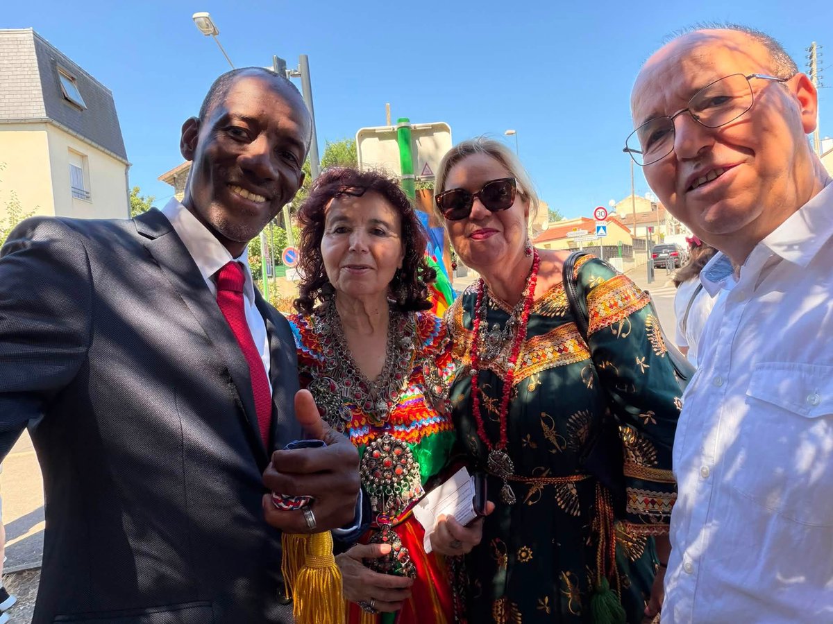 BallyBagayoko's tweet photo. 🕊️ Hommage à Lounès Matoub, une voix de la liberté ! 

C’est avec émotion que nous nous sommes rassemblés rue Lounès Matoub, à Pierrefitte-sur-Seine, en présence de son épouse, de nombreux sympathisants et soutiens, ainsi que de Farid Aid, élu délégué à la commune de Pierrefitte-sur-Seine, et de mes collègues Soukouna Bakary et Yasmina Bédar afin de rendre hommage à un homme dont le combat continue d’inspirer bien au-delà de la Kabylie.

En donnant son nom à cette rue, notre commune fait vivre la mémoire d’un artiste engagé, défenseur infatigable de la liberté, de la démocratie, de la paix, de la culture amazighe et des droits humains. Ce lieu symbolise les valeurs qu’il a portées tout au long de sa vie.

Le 25 juin 1998, Lounès Matoub a été assassiné en Kabylie dans un contexte de fortes tensions. Au cours de cette cérémonie, son épouse a rappelé que, selon elle, toute la lumière n’a toujours pas été faite sur les circonstances de sa disparition. Son témoignage a rappelé l’importance du devoir de mémoire et de la quête de vérité.

Lounès Matoub appartient à cette lignée de grandes figures qui ont marqué l’histoire par leur engagement en faveur de la liberté, de la dignité humaine et de la justice. À l’instar de Nelson Mandela, Malcolm X ou Frantz Fanon, il demeure une source d’inspiration pour toutes celles et ceux qui refusent l’injustice et défendent les libertés fondamentales, chacun dans son contexte et son histoire.

Cette cérémonie a également été l’occasion de rappeler le jumelage qui unit les villes de Saint-Denis et de Pierrefitte-sur-Seine à la commune de Larbaâ Nath Irathen (anciennement Fort-National). Un partenariat fondé sur l’amitié, les échanges et la solidarité, que nous avons la volonté de renforcer dans les années à venir.

Parce que la mémoire est un héritage vivant, nous continuerons à faire vivre les valeurs de dialogue, de liberté et d’humanisme incarnées par Lounès Matoub.

#LounesMatoub #PierrefitteSurSeine #SaintDenis #Kabylie #LarbaaNathIrathen #Mémoire #Liberté #DroitsHumains #Humanisme #Paix #CultureAmazighe