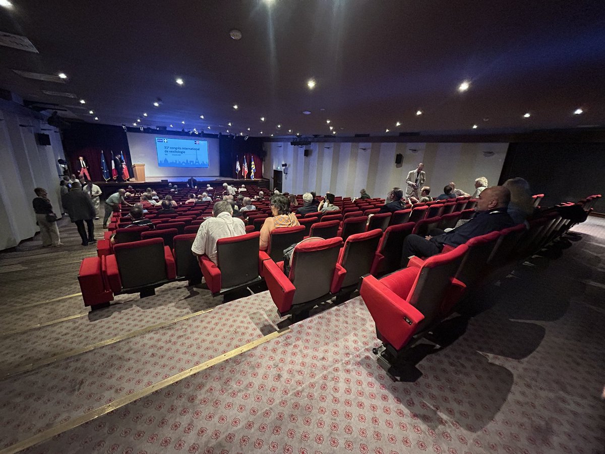 Vexillologie's tweet photo. Lundi 6 juillet, début du congrès international de #vexillologie organisé par @DrapeauxSFV 
#ICV31 #FIAV 🇫🇷 https://t.co/u17D4Rnttk