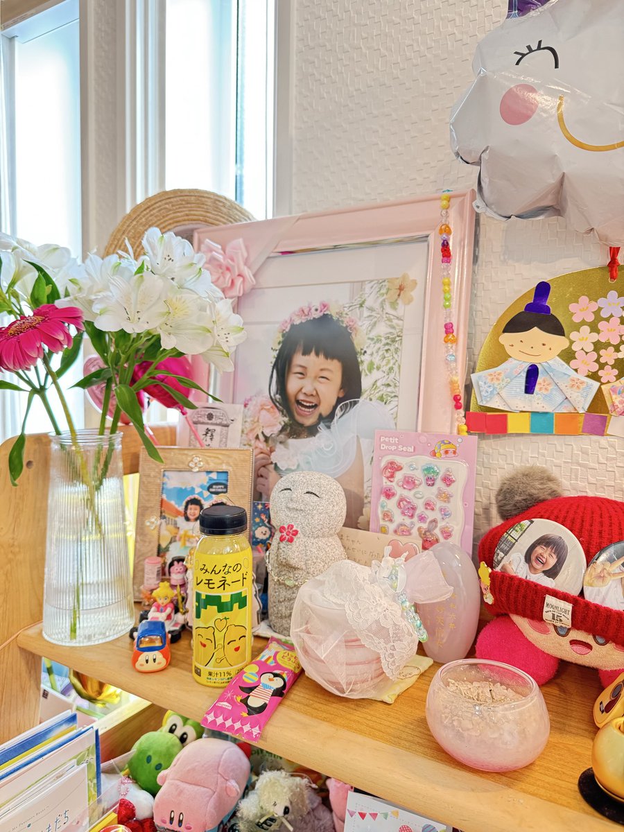 kumakichi6108's tweet photo. 本日より
ファミリマートさんで
「みんなのレモネード」が発売されています。

毎年、この時期に発売されるこの商品。

僕もコンビニの世界に
長く身を置いている者として
余計に分かりますが
毎年、しっかり発売されるというのは
ファミリーマートさんが
小児がん支援へ力を入れてくれていて
いつも沢山の方が手に取っていてくれて
「みんなのレモネードの会」さんが
尽力をされているからだと思います。

個人的には
こんな規模の大きい
レモネードスタンドは無いと思っています。
手軽さ、安全性、販売本数に
「知ってもらう」の実現。
どれを取っても
コンビニエンスストアの武器を
最大に生かした大きな
レモネードスタンドとなり、
ファミリーマートさんに足を運び
商品を購入して更にSNSや口コミなどで
広めることは、皆さん各々の
レモネードスタンドにもなります。
ぜひ宜しくお願いします🍋

こんな商品が
コンビニエンスストア各チェーンに
発売されるとええなー。
ハードルが激高なのは想像出来ますが
僕も動いてみようと思います。

そう、今日は笑舞も好きやった七夕。
そんな願いも夜空にこめて。

#minnanolemonade