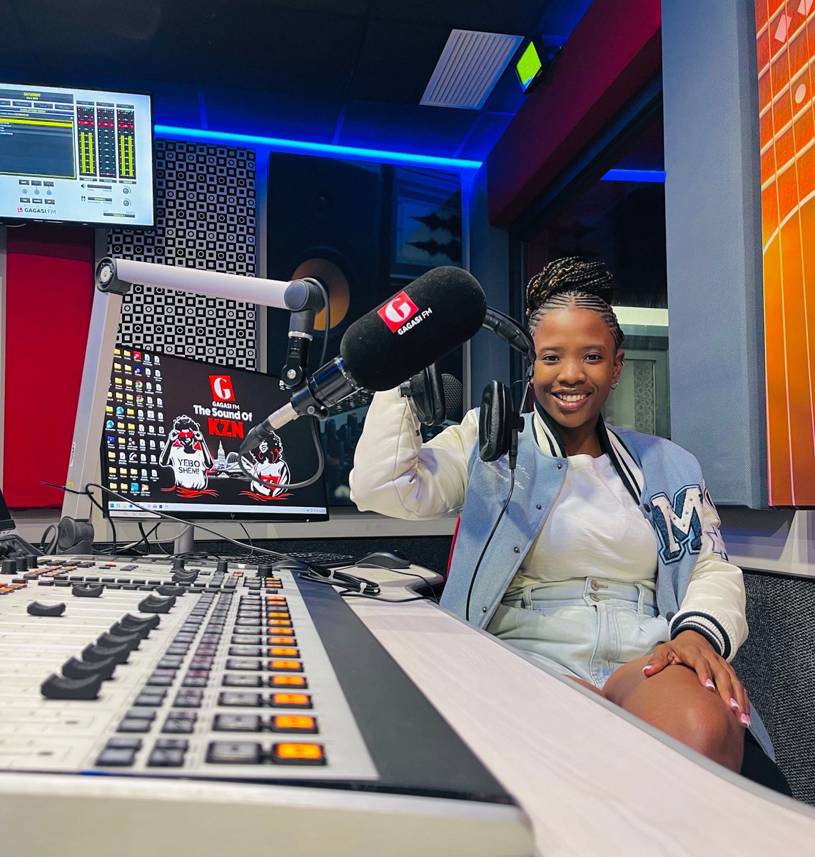 gagasifm's tweet photo. Auntie wama2k is officially on duty to check your late-night headspace! 💖✨ Sine Nene handles the Tuesday AM shift with those soul-soothing tracks and the talk that hits different. 

If you are wide awake chasing a deadline or just catching a mood, you are in the right place. 🕺🏾

☎️: 0861596596
📱: Send a Voice Note via our Mobile App
🌐: Stream online: https://t.co/2t6dvpbv7w
📲: Listen via the Gagasi FM App

#MidnightSound
#GagasiFM
#TheSoundOfKZN