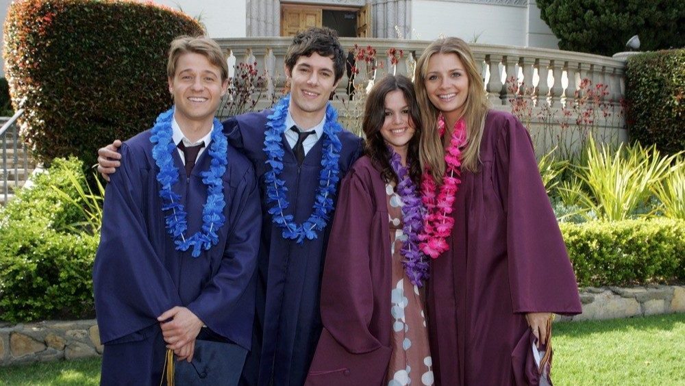 hulu's tweet photo. 20 years since they graduated Harbor High School. 🥹 https://t.co/62wTIJuYL6