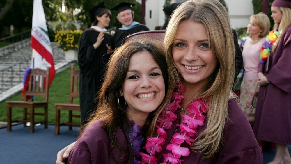 hulu's tweet photo. 20 years since they graduated Harbor High School. 🥹 https://t.co/62wTIJuYL6