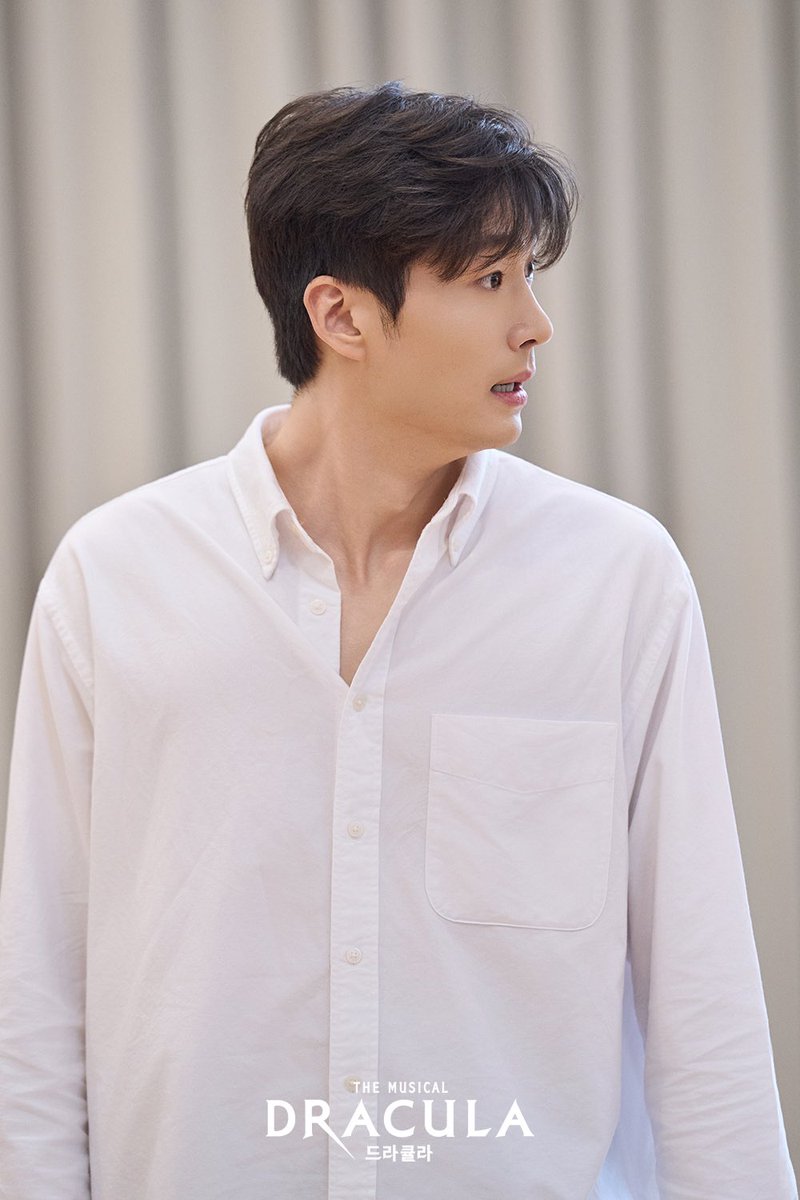 od_musical's tweet photo. #뮤지컬 #드라큘라

공연을 방불케 하는 압도적 몰입감과 강렬한 전율!
뮤지컬 <드라큘라> 연습실 현장을 공개합니다🌹

심장을 멈추고 선택한 운명적인 사랑
𝐃𝐑𝐀𝐂𝐔𝐋𝐀 : 𝐓𝐡𝐞 𝐌𝐮𝐬𝐢𝐜𝐚𝐥

2026.07.10 GRAND OPEN
#LG아트센터서울LGSIGNATURE홀 https://t.co/OaOTQf72Kx