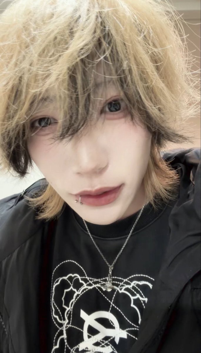 xsqla_'s tweet photo. ダメージえぐいけど金髪戻したい気持ちある https://t.co/wRW8kXAed9