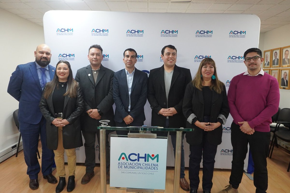 ACHMChile's tweet photo. Saludamos al concejal de @MuniSanRamon_, Fidel Contreras, quien asumió la presidencia de la Comisión Nacional de Concejales de la ACHM, dando inicio a una nueva etapa de trabajo colaborativo por el fortalecimiento del municipalismo y la representación de los concejos municipales. https://t.co/NSgV7PhJ4u