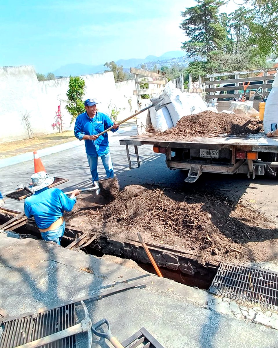 AtizapanZSAPASA's tweet photo. El desazolve manual es una labor esencial para mantener en buen estado el sistema de drenaje, se retira basura y sedimentos acumulados en coladeras, rejillas, bocas de tormenta y registros.👷🏼‍♂️🚧⚙️💦

Ayúdanos a prevenir taponamientos, por favor no tires basura en la calle. https://t.co/0XLsImy7XK