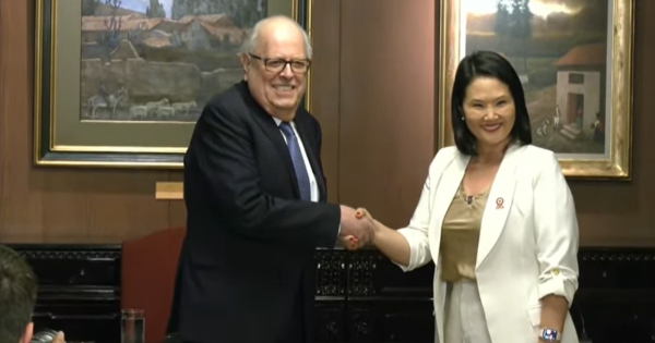 PabloMoreyraAlm's tweet photo. La ratificación de Julio Velarde para continuar al mando del @bcrpoficial por cinco años más es, sin duda, la noticia económica más importante y positiva en lo que va del año para el Perú.

En momentos donde la predictibilidad es el activo más escaso, la continuidad institucional y la alta capacidad técnica no son un lujo, sino una necesidad absoluta. Desde una perspectiva estrictamente macroeconómica, el impacto de su permanencia se sustenta en tres pilares clave:

1️⃣ Anclaje de Expectativas Inflacionarias: La principal misión del BCRP es preservar la estabilidad monetaria. La gestión de Velarde ha demostrado una y otra vez su capacidad para devolver la inflación al rango meta de manera eficiente, incluso frente a shocks externos severos. Su presencia garantiza que las expectativas de precios de los agentes económicos se mantengan alineadas a largo plazo.

2️⃣ Reducción del Riesgo País y Prima por Incertidumbre: Los mercados globales y las agencias calificadoras de riesgo valoran la predictibilidad por encima de casi todo. Mantener al timonel de la política monetaria peruana reduce drásticamente la volatilidad cambiaria y evita el encarecimiento del financiamiento externo, beneficiando tanto la deuda soberana como la estructura de capital del sector corporativo.

3️⃣ Garantía de Autonomía Técnica: La fortaleza del BCRP radica en su independencia frente a los ciclos políticos de corto plazo. Esta decisión blinda las decisiones de tasa de interés y encaje bancario bajo un criterio estrictamente técnico, enviando una señal potente de madurez institucional hacia el exterior.

La estabilidad de la moneda es el piso mínimo sobre el cual se construye el crecimiento. Con este anuncio, se reduce un frente importante de incertidumbre, devolviendo la confianza necesaria para reactivar proyectos de inversión privada de largo plazo en sectores clave como minería, energía e infraestructura.

Reglas de juego claras, estabilidad monetaria y manejo técnico indiscutible. Un paso fundamental para la resiliencia económica del país. 🇵🇪📉

#BCRP #Macroeconomía #EconomíaPeruana #JulioVelarde #InversiónPrivada