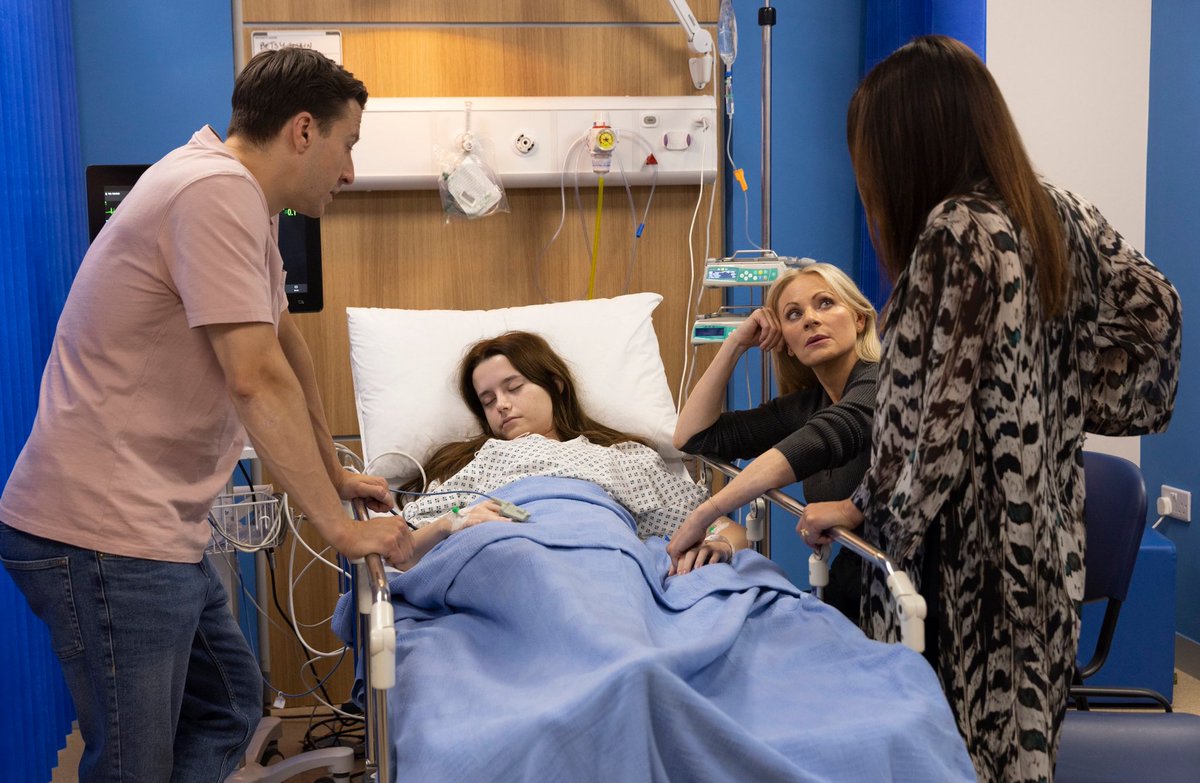 swarlahq's tweet photo. 🚨 SPOILERS 🚨 

Next week, Betsy is rushed to hospital after Ryan finds her unconscious, and her condition worsens when she appears to suffer a seizure. As everyone worries, Lisa blames Dylan for what happened.

📸 ITV 

#corrie #swarla https://t.co/V2rl1S22Oe