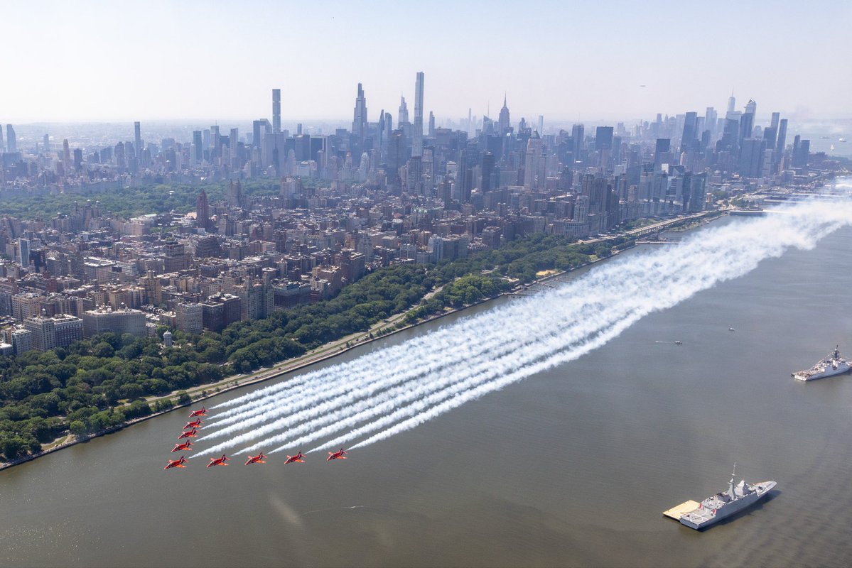 rafredarrows's tweet photo. More images from the Red Arrows over New York on July 4.

#RedArrows | #RAF | #NewYork https://t.co/jPDCXM6fBm