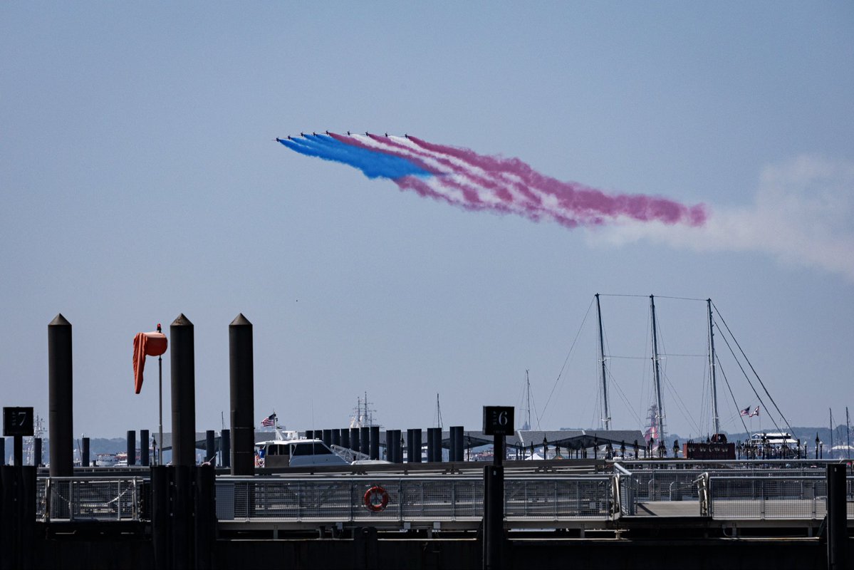 rafredarrows's tweet photo. More images from the Red Arrows over New York on July 4.

#RedArrows | #RAF | #NewYork https://t.co/jPDCXM6fBm