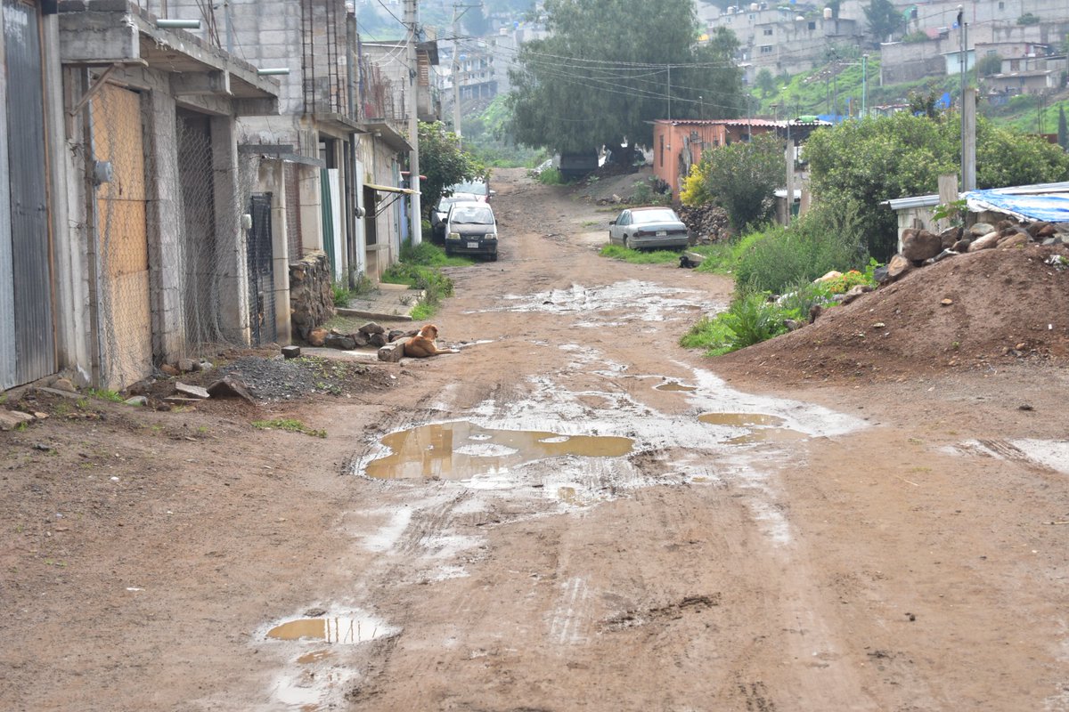antorchaedomx's tweet photo. En Ixtapaluca, el mal estado de calles y avenidas afecta la movilidad y seguridad de miles de familias. Vecinos y transportistas exigen la rehabilitación urgente de las vialidades. La organización es la fuerza para lograr soluciones. #Ixtapaluca #Antorcha #ObraPública https://t.co/wdc6b3SgL5
