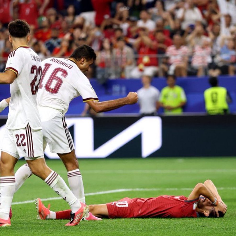 InfinitFCB's tweet photo. Por merengón.

Honor. https://t.co/xV59iaRT9m