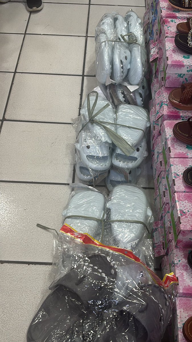 GimmeMoreBaby's tweet photo. Como mi boda será una boda Veracruzana, en lugar de dar pantuflas daremos chanclas de tiburón 🤣🦈 https://t.co/NHpuz4oU3B