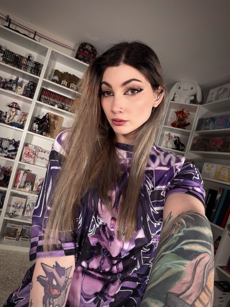 AlexLuxii1exe's tweet photo. borrowing” michelle’s shirt again 🖤 https://t.co/YDewYOHDtU