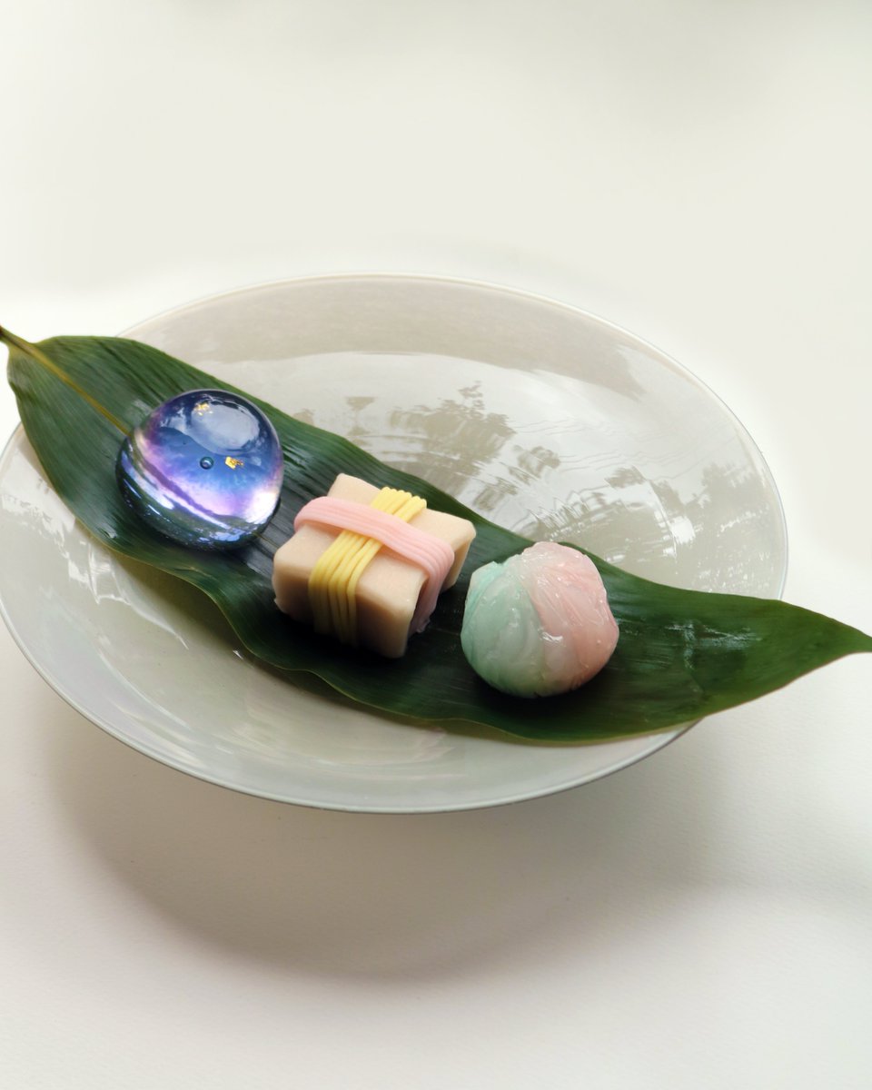 yamatoya1778's tweet photo. 七夕のお菓子が並びました。

星や天の川をイメージした干菓子と、この時季ならではの上生菓子をご用意しております。

店頭では七夕の短冊もご用意しています。
ご来店の際は、ぜひ願いごとをどうぞ。 https://t.co/WGv8DB2Qn3