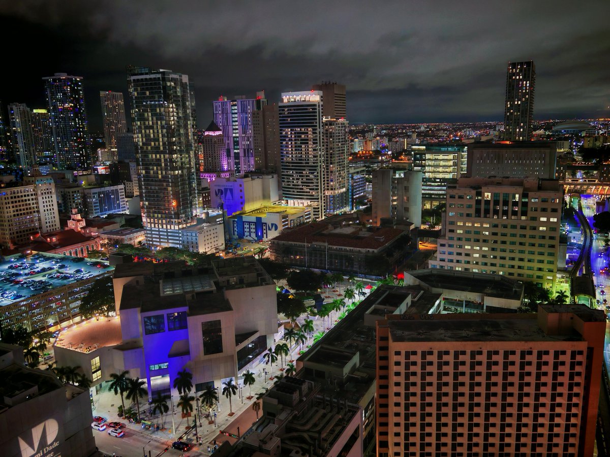 Ssfsfew's tweet photo. Miami at night: Taking a solo walk and enjoying the night view. https://t.co/f13UzKLTiV