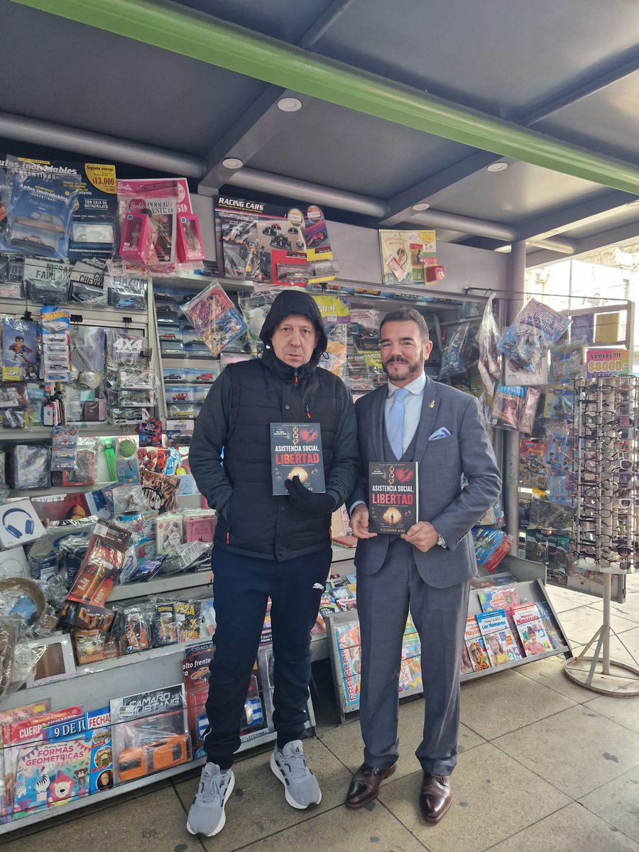 alejandronimoAr's tweet photo. Lanzamiento de mi libro con mi gente en Avellaneda. Gracias vecinos por tanto cariño! 
200 libros entregados en mano a 200 comerciantes y productores de riqueza! ATL! https://t.co/iNLIpiNcNl