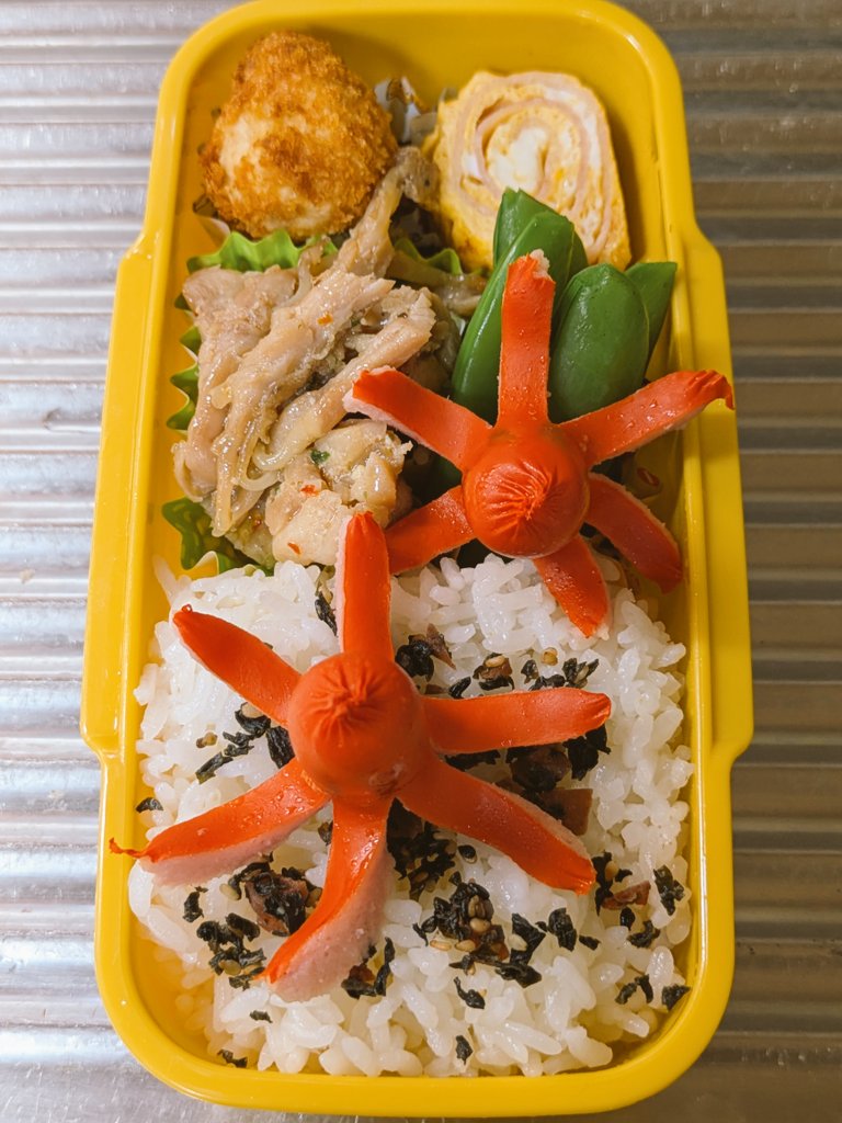 69fish1paco's tweet photo. おはようございます🎋

今日は
里芋のフライ
鶏セセリ（首肉）のソテー（レモン＆ブラックペッパー）
ウインナー🐙🐙
スナップエンドウ
玉子焼きはベーコンを巻きました

今日も暑くなりそう💦
水分補給忘れずにガンバロー✊ https://t.co/fTGWO6uM9m