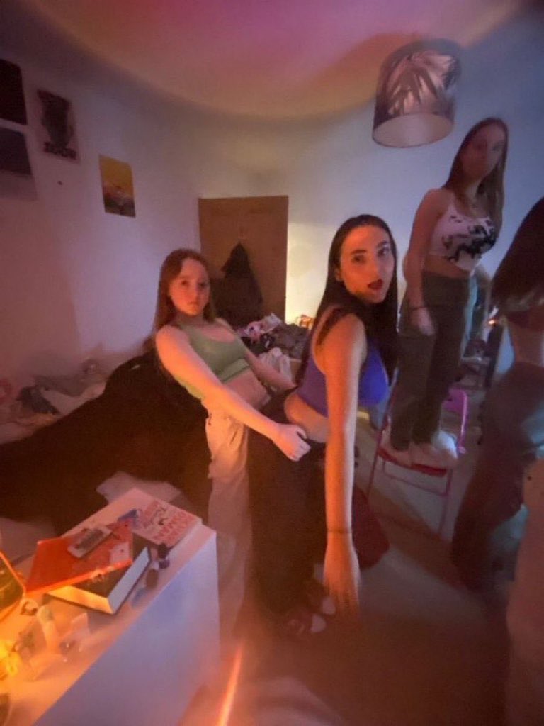 EmilySparkleRo's tweet photo. CAN WE RATE UR DC!!KKKKKK 😭😭😭

WITH MY BFF https://t.co/MjpV9jPry9