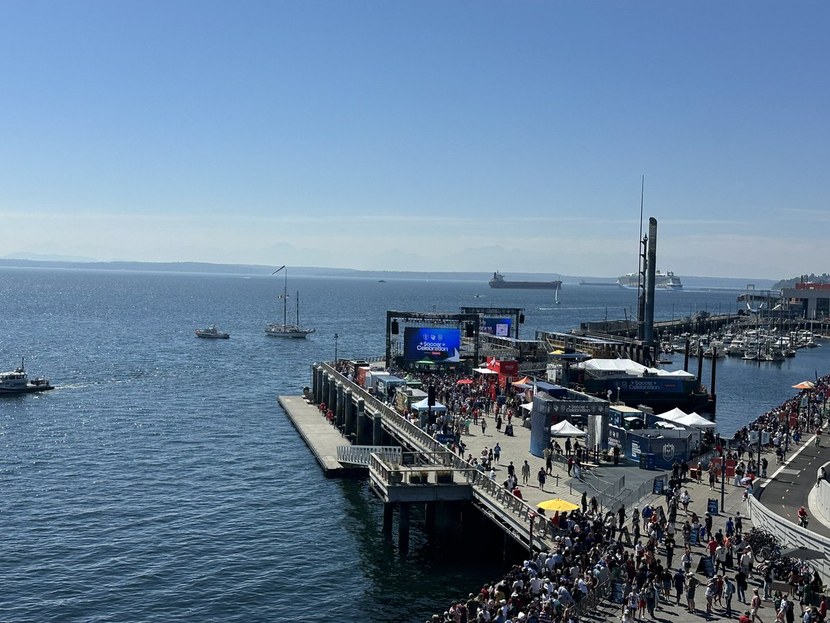 WAPolicyGreen's tweet photo. I lived all over Seattle and I loved it in the summer. So many people and fun things to do.

Such a beautiful city.

The World Cup crowds and energy show what we lost and what we could have again with rational public policy. #waleg https://t.co/x995s8hxy0