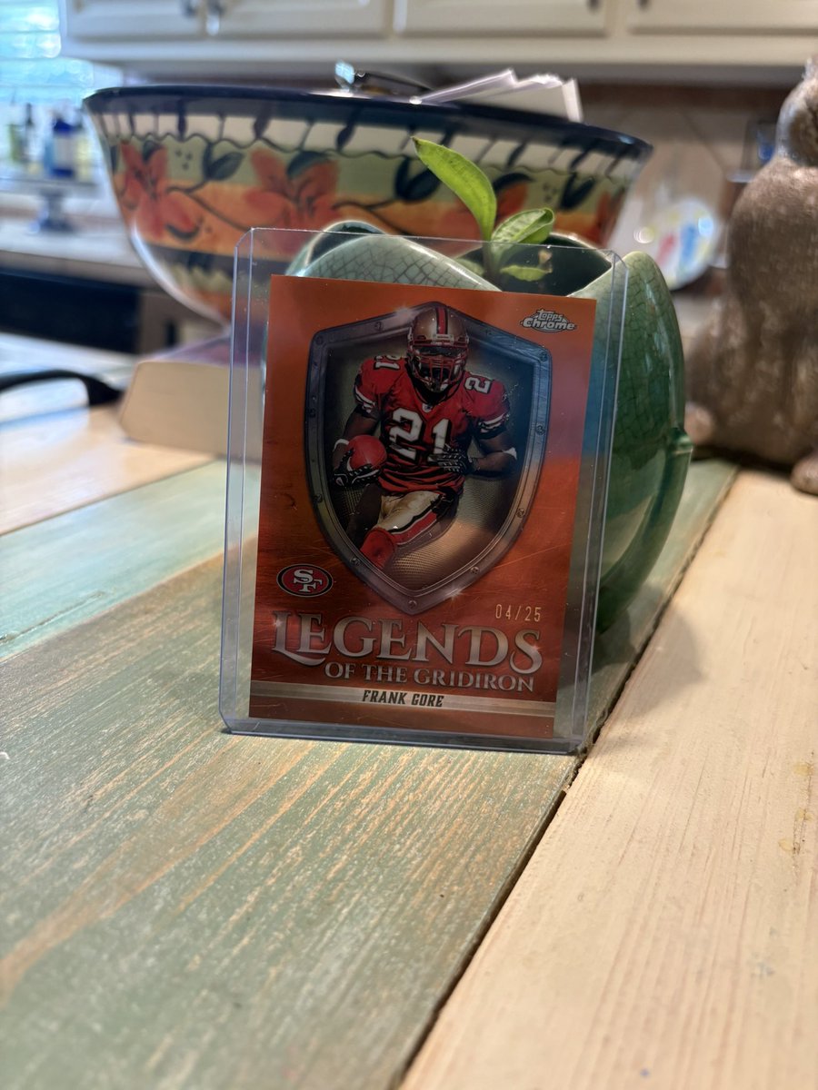 FFBAddicts's tweet photo. When your buddy gets into the hobby and he pulls a Frank Gore /25 out of his first box https://t.co/HZ4p4LW0lv