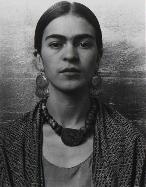 literlandweb1's tweet photo. "Soy mi propia musa. Soy la persona que mejor conozco. Soy la persona que quiero mejorar".
Frida Kahlo
📷 Imogen Cunningham https://t.co/WeBkjV9omG