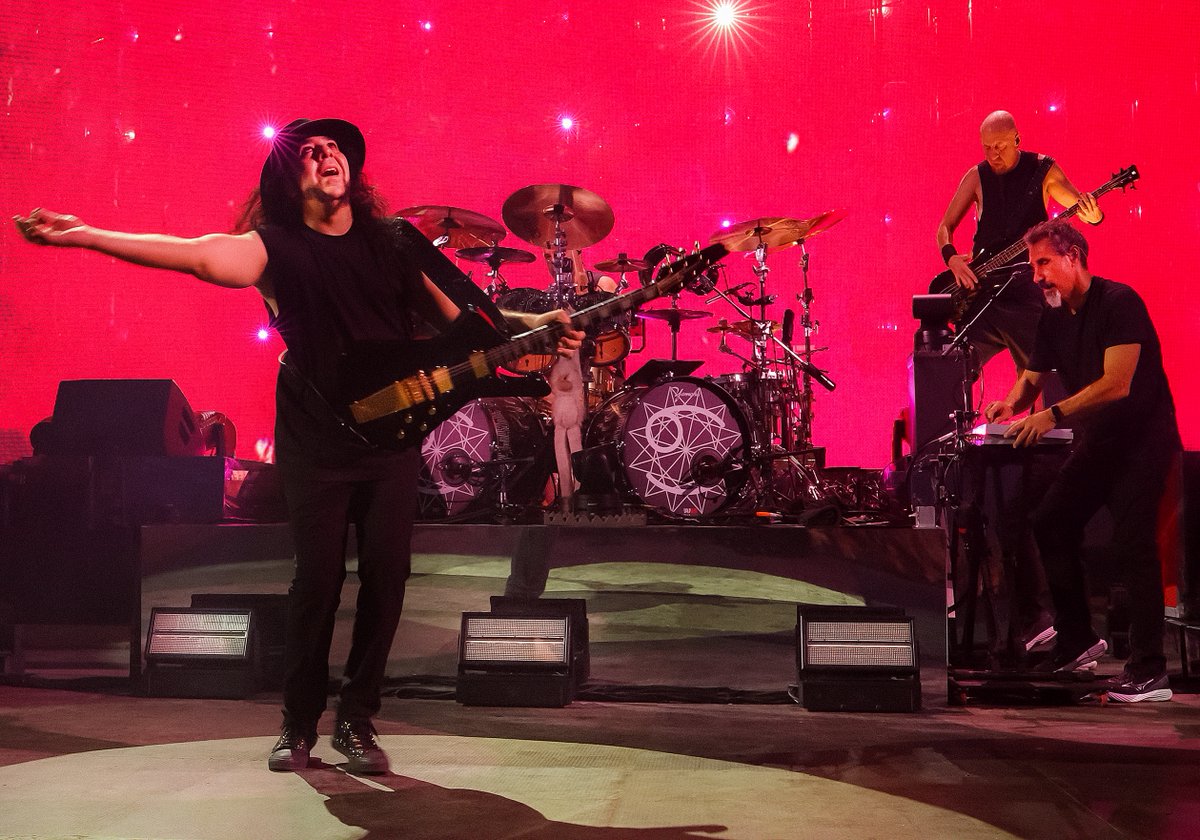 daronmalakian's tweet photo. It's your turn, Milano!!! 🇮🇹

📷: Greg Watermann https://t.co/j2zKBdqARr