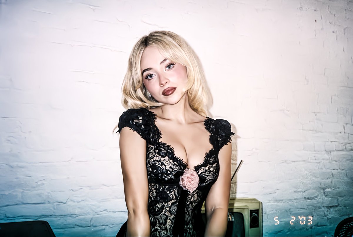 undswan's tweet photo. © 𝘕𝘦𝘸 𝘜𝘱𝘥𝘢𝘵𝘦’𝘴 𝘉𝘳𝘪𝘯𝘢 — 𝒇𝒓𝒆𝒄𝒌𝒍𝒆𝒔, 𝒄𝒐𝒇𝒇𝒆𝒆 𝒅𝒂𝒕𝒆𝒔 &amp; 𝒎𝒆𝒔𝒔𝒚 𝒉𝒆𝒂𝒓𝒕𝒔 🖤 ⌗﹕!﹕⌗ @undswan . 𝖲𝗁𝖾 𝗐𝖺𝗅𝗄𝗌 𝗅𝗂𝗄𝖾 𝖺 𝗌𝗈𝗇𝗀 𝗒𝗈𝗎 𝖼𝖺𝗇’𝗍 𝖿𝗈𝗋𝗀𝖾𝗍. ˚⊹ https://t.co/tBg008dEkP