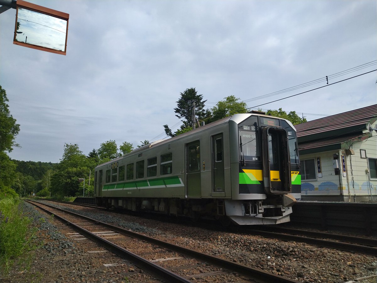 65112tk's tweet photo. 緑が萌ゆる　平野をまっしぐら
線路は延びる　列車は走る
#JR北海道
#釧網本線 https://t.co/iwEpeAWSMh