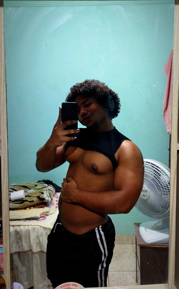 pecxtoralmacho's tweet photo. Segunda com peitinho, tríceps e espelho limpo🙌🏾 https://t.co/00JA1AxqTt
