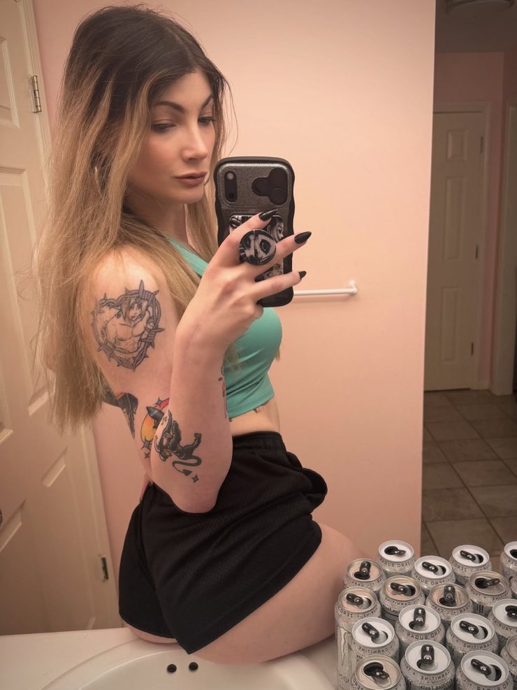 AlexLuxii1exe's tweet photo. just a girl and her white monster https://t.co/VXxnIptk54