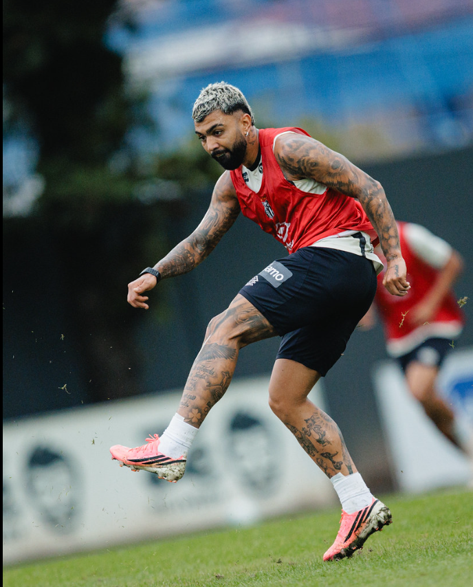 caetanosantista's tweet photo. 🚨 URGENTE! Jogadores que o Santos deve:

- Lucas Veríssimo ( das DUAS passagens)
- Barreal (empréstimo e compra)
- Rollheiser (parcelas ao Benfica)
- Gabigol (não paga sua parte do salário em dia)

🗞️ @lucas_musetti https://t.co/AL3EyIztLx