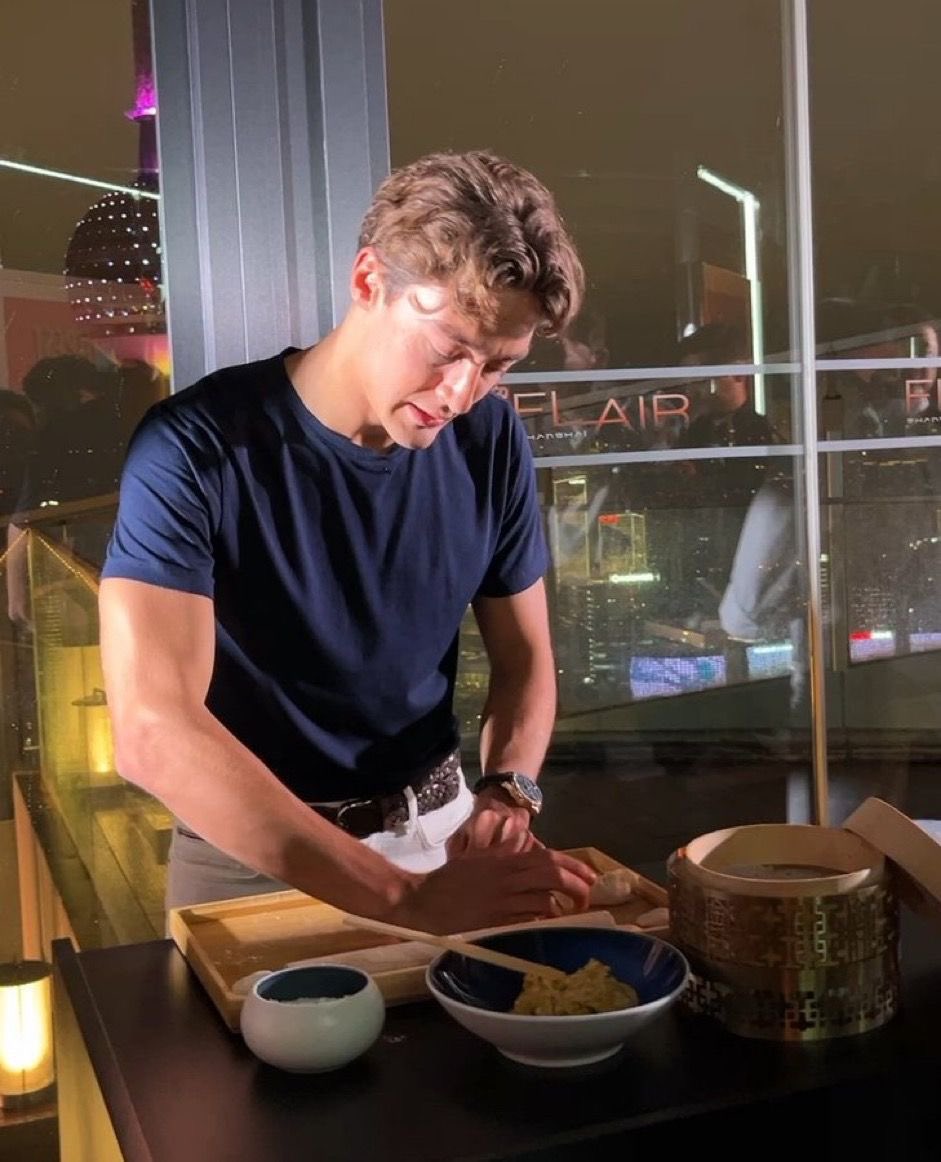 cornerohsgr's tweet photo. he makes husband material look effortless https://t.co/XWY53RxENY