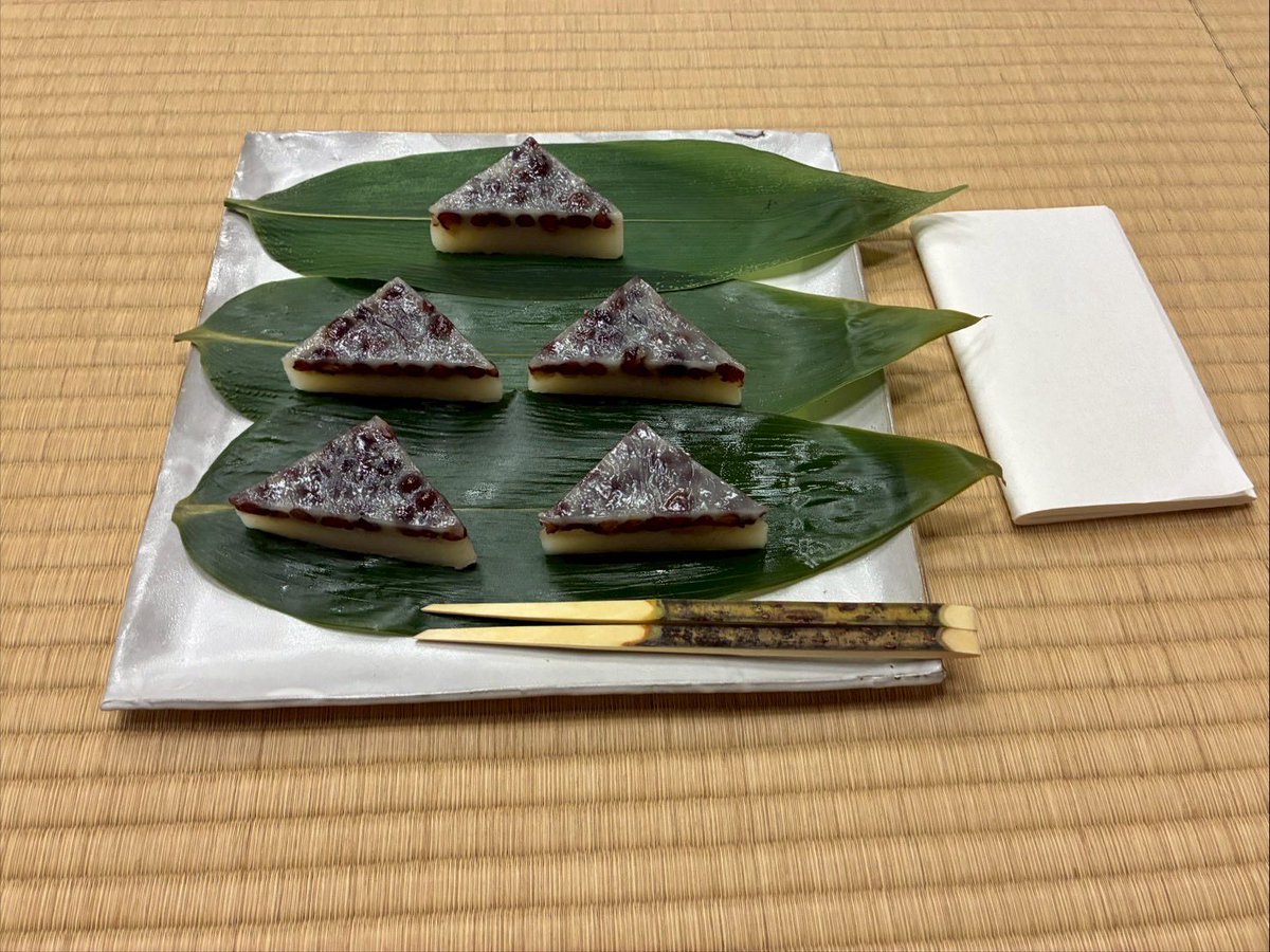 omote_ocha's tweet photo. 先日、護国寺にて第52回水無月茶会を開催いたしました🍵

台風の影響でお天気が心配されましたが、無事に開催することができ、大変嬉しく思っております。
あいにくの雨の中多くの皆様に足を運んでいただきましたこと、心より感謝申し上げます✨ https://t.co/dR0k7Gkse1