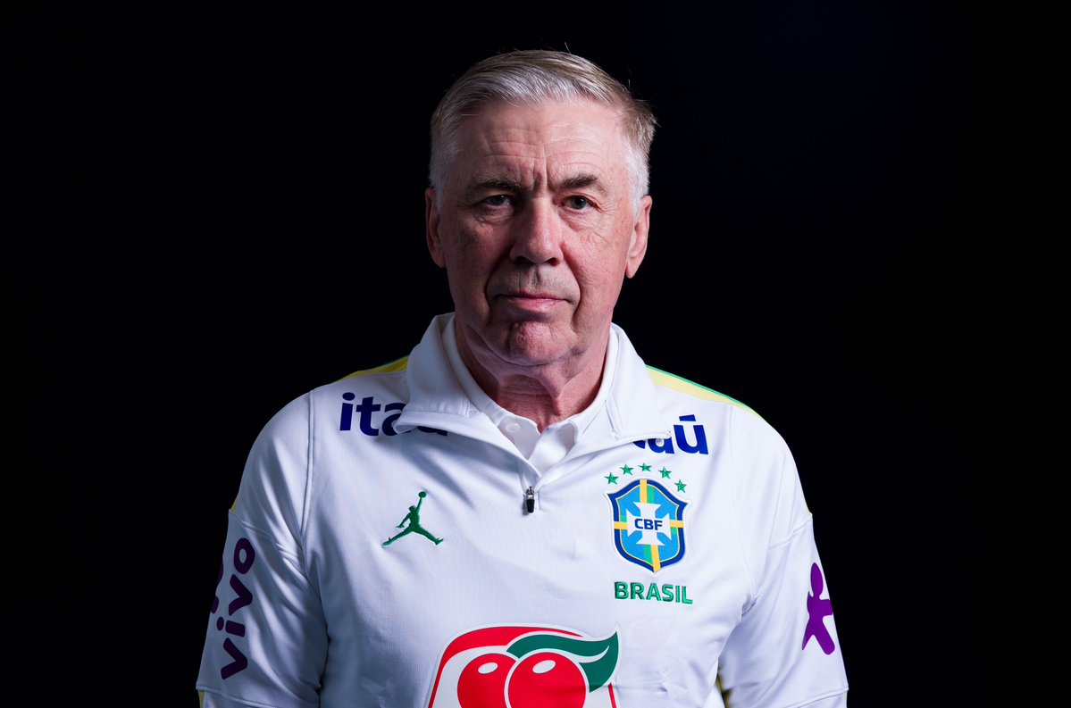 CaioAlves's tweet photo. Revisto Brasil 1–2 Noruega. Admiro quem consegue apenas desligar e continuar. Em jogos assim, preciso ver uma, duas vezes, para organizar as ideias e opiniões. Deixo as minhas em sequência.

Estratégia do Brasil: Ao contrário do que foi o segundo tempo contra o Japão, o foco era chegar por baixo. Enviar bolas para a área seria inviável. A ideia era que a Noruega fornecesse campo aberto para enfrentamentos. No arranque e na velocidade, ganharíamos. O que Carlo Ancelotti talvez não esperasse era que a Noruega não subiria o bloco como de costume. O próprio Davide falou sobre isso no intervalo, esperando que o Brasil aumentasse a agressividade.

Estratégia da Noruega: Aqui, é aplaudir Stale Solbakken. Sabendo que o ponto forte brasileiro era o campo aberto, escolheram uma posse propositalmente morta. Quebrar o ritmo, não dar "bolas vivas". O controle do jogo e a alta posse foram consequência. O método era diminuir os segundos e causar tédio, digamos assim. Patrick Berg e Martin Odegaard foram os destaques por causa disso. Soberanos.

Primeiro pênalti: Rayan recupera a posse e Bruno Guimarães se permite usar a esquerda de novo. A janela lateral-zagueiro, ponto fraco norueguês, estava larga. Gabriel Martinelli a atacou e achou Matheus Cunha. Até a batida, espera e conversas. Claramente havia um responsável pré-determinado, que era Guimarães. Mas pergunto: por qual motivo?

Histórico: Na coletiva, Carlo Ancelotti se apoiou nos treinamentos e nos números para priorizar Bruno Guimarães. É justo e entendível. Mas existe o outro lado. Guimarães tem histórico de se abalar mentalmente com erros. Não é um padrão, nem sempre acontece, mas acontece. Consideraram que ele poderia perder o pênalti e, por consequência, o foco? Por sorte, aconteceu o contrário. Mérito de Bruno.

Treinos: Não existe regra nem manual no futebol. Nunca haverá. Pode-se converter 20 de 20 batidas em um campo silencioso, sem pressão nem adversário. A vida real sempre vai te engolir. Nos últimos seis pênaltis de Bruno Guimarães, cinco foram em altura média-baixa. Como era nos treinos? Pergunto de novo: por que ele?

O pênalti: Sobre o lance em si, responsabilidade dividida. Por parte de Bruno Guimarães, uma batida muito, muito ruim, na altura em que está mais acostumado. Por parte de Orjan Nyland, mérito por ter permanecido até o último passo. Guimarães escondeu o pé até o último segundo, mas a mecânica do corpo o entregou. Por ter esperado na linha, Nyland levou vantagem.

Quem cobraria: Já que Carlo Ancelotti quis se apoiar em números, fomos (DataESPN) atrás deles. Desde julho de 2025, entre os que estavam em campo, Rayan foi quem teve o melhor desempenho em pênaltis (4 de 4 ou 100%). Seguido por Vini Jr (5 de 7 ou 71,4%) e, então, Bruno Guimarães (2 de 3 ou 66,7%). Para mim, nesses casos, precisa haver hierarquia, mas com permissão para priorizar quem assume a responsabilidade. Pênalti é mais emocional do que qualquer outra coisa, além do estudo prévio. Para mim, Vinicius deveria ter tomado a iniciativa. Respeito quem assume e erra, mas não quem se diminui.

Contundência: Fato é que o Brasil produziu para vencer. Não foi o jogo perfeito, mas foi um jogo para ganhar. No primeiro tempo, teve dois lances de campo aberto. No segundo, o principal, de Endrick. Não pode perder. É assim que se chama o adversário e se perdem partidas. Tudo conspirou contra, infelizmente. Prova disso é o cruzamento de Casemiro nos últimos minutos. Fosse por baixo, e não pelo alto, chegaria no pé de Neymar, apenas para completar. Paciência. Mais uma Copa do "se".

Erling Haaland: Foi depois do primeiro hydration break que tudo mudou. Não havia tocado na bola desde então. Após a pausa, passou a entrar no jogo (incomodar os zagueiros e simular arranques). Não necessariamente para ser buscado, mas para gerar caos e deixar a linha insegura. Conseguiu.

Gabriel Magalhães: O zagueiro era a principal referência. Marquinhos ajudou na cobertura, mas a responsabilidade era sua. Estava bem até os 47 minutos. Perdeu o primeiro duelo no corpo e foi salvo por Alisson. Dali em diante, não o vimos mais.

Controle: No segundo tempo, Stale Solbakken assumiu que o jogo seria assim. E, se fosse para quebrar o ritmo, que colocasse dois jogadores que melhor se associassem (Andreas Schjelderup e Oscar Bobb). Erling Haaland passou a ser efetivamente procurado, sempre no ponto futuro para arrancar.

Neymar: Técnica e diretamente, não teve culpa de absolutamente nada. Fez o que estava ao seu alcance. Quem convocou um atleta longe da plenitude é que precisa ser responsabilizado. Fato é que, com a entrada, o coletivo desmoronou. Acabou toda e qualquer competitividade defensiva. No 4-5-1, Endrick e Vini Jr passaram a defender o corredor. Ali, tudo mudou.

Primeiro gol da Noruega: Do primeiro toque até o cabeceio, foram cinco minutos de passividade e nenhum senso de urgência. A bola rodou, entrou, saiu, voltou e ninguém saltou para recuperá-la. Nem mesmo para fazer falta. Foram dados 51 passes. Para atingir essa mesma quantidade, o Brasil precisou de 19 minutos no primeiro tempo.

O lance: Houve três responsáveis pelo gol. Primeiro, Endrick, que deveria ter acompanhado David Wolfe e deixado Danilo com Andreas Schjelderup, mas, por não estar acostumado a esse papel, não leu corretamente. O segundo, Éderson, que entrou frio e sem foco algum. Saiu de sua zona para falar com os companheiros e chegou atrasado para cobrir Endrick ou ajudar Danilo. O terceiro, Gabriel Magalhães. Erling Haaland cansou de ganhar (no jogo e na carreira) duelos assim contra ele, mas continua sem saber as respostas.

Segundo gol da Noruega: Mais uma vez, erro de Éderson. Ao invés de grudar em Haaland, que estava sozinho, preferiu cobrir Marquinhos em um duelo já controlado. O resultado foi liberdade e bola limpa no pé de quem não deveria ter tempo para pensar.

Postura: A média de posse da Noruega foi de 42,9 segundos. Das 122 sequências engatadas, 58 (ou 48%) tiveram 9+ passes. Lembrando que estou falando da Noruega contra o Brasil, e não o contrário. Se acham normal que essa abordagem contracultural esteja sendo praticada desde a chegada do técnico, eu não acho. A má notícia é que vai continuar assim. Recomendo que assistam ao Everton e às últimas duas temporadas do Real Madrid sob sua gestão.

Entrevista: Marquinhos, capitão, falou. Ainda no gramado, também entregaram a responsabilidade para Davide Ancelotti, que expressou não ter entendido, mas que estava cumprindo ordens. Davide, recordo, está de malas prontas para ser técnico do Lille. Aqui, é bem simples: se o técnico não quis falar antes da coletiva já agendada, que não enviasse ninguém da comissão. É ele ou ninguém mais. Para um conhecido gestor de alto escalão, faltou sensibilidade. Fosse pela Itália, talvez o cuidado seria outro.