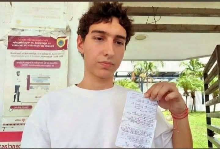 GARCIPAVON's tweet photo. Veracruz en manos de mafiosos.
📷 Estudiante recibe multa de 120 mil pesos por trabajar como chófer en Plataforma, le pusieron un "cuatro".
Lo que comenzó como una forma de ganar dinero para continuar sus estudios terminó convirtiéndose en una deuda imposible de pagar.
Enrique Vega Mayer, de 22 años y estudiante de Ingeniería en Sistemas en el Instituto Tecnológico de Veracruz, denunció que fue multado con 120 mil pesos luego de ser sorprendido prestando servicio de transporte mediante la plataforma InDriver.
De acuerdo con su testimonio, un supuesto usuario pidió un viaje y lo condujo directamente hasta un punto donde ya lo esperaban agentes de tránsito y una grúa. El joven asegura que todo habría sido una trampa para detenerlo.
Su automóvil fue retenido y posteriormente le notificaron la millonaria sanción.
“Yo no sabía que era ilegal. La aplicación te pide fotografías del vehículo, revisa tus datos y te acepta. Pensé que no había ningún problema”, explicó.
Enrique aseguró que comenzó a trabajar en la plataforma porque necesitaba ingresos para pagar sus gastos universitarios y salir adelante.
“Es un dinero que no tengo. Si tuviera 120 mil pesos, no estaría trabajando para poder continuar estudiando”, lamentó.
El caso rápidamente se volvió viral y ha generado indignación entre usuarios de redes sociales, quienes piden a las autoridades de Veracruz revisar la sanción y tomar en cuenta la situación económica del estudiante.
Mientras tanto, Enrique enfrenta la posible pérdida de su vehículo y una multa que, asegura, está completamente fuera de sus posibilidades.
¿Sanción justa o abuso contra un joven que sólo buscaba salir adelante?
✍️  Salvador Hernández
