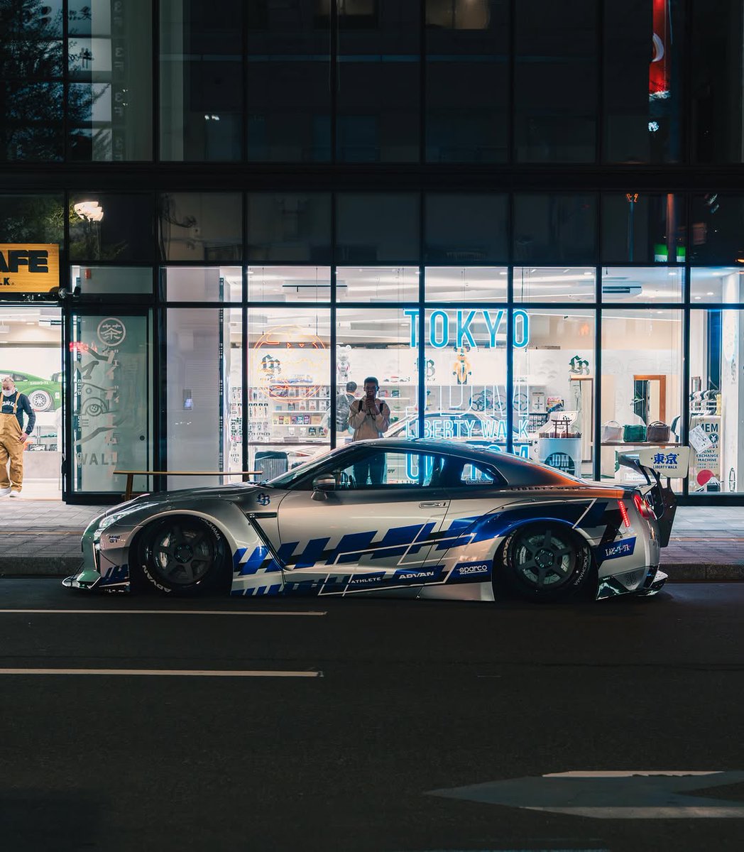 PistolCult's tweet photo. Nissan GT-R R35 Liberty Walk 🤍💙 https://t.co/oDmKbWUC8Y