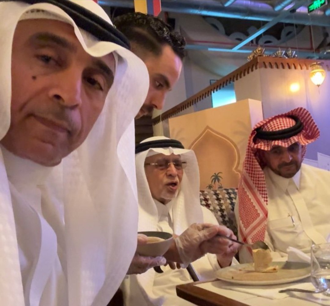 farid_mokhlis's tweet photo. [ المايسترو يحتفل بالدكتور خوجه]
احتفى زميلنا  / مازن السيد 
" المايسترو  " بمعالي  الدكتور عبدالعزيز خوجه وزير الثقافة والإعلام سابقا وسفير المملكه في عده دول كان آخرها سفيرا بالمملكة المغربيه
وبحضور سعادة السفير محمد الغامدي ..سفير خادم الحرمين الشريفين لدى سنغافوره..والدكتور محمد الحميدي..والدكتور زيد الفضيل والدكتور بنتن بن معمر 
ومحمد خياط..وسمير نحاس وطلعت زارع واحمد دردير وعبدالرشيد بخاري وكانب هذه السطور..
** الجلسه الحلللوة كانت في كازينو النخيل بنادي اليخوت..
* بداية الحديث من سعاده السفير محمد الغامدي سفيرنا في سنغافوره 
تحدث عن كيفيه تحول هذه الدوله فقيرة الموارد الطبيعيه ..الى بلد اقتصادي هام في القارة الأسيويه 
من خلال التركيز على الموقع .وتطوير الميناء وفتحوا البلد للإستثمار الأجنبي..ثم عملوا مصانع بسيطه مثل النسبج والالكترونيات  من التوظيف السريع 
ثم > كيف نقلوا الاقتصاد  من صناعات رخيصه لتقنية متقدمه
وحولوا سنغافوره لمركز مالي اسيوي
* كان الحديث يتوقف فجأة امام اي هجمه للمنتخب الأسباني او المنتخب البرتغالي.. حيث انقسم المدعوون الى قسمين منهم من كان يشجع المنتخب البرتغالي..لعيون كريستيانو رونالدو..ومنهم من كان يشجع المنتخب الأسباني لعيون 
يامين يامال..
* معالي الدكتور عبدالعزيز خوجه 
حن كثيرا للطائف المأنوس سامعه وهو يتحدث عن بساتين الطائف 
بستان حوايا كبيرة وبستان حوايا صغيره وبستان الجهنميه وفي المثناه بساتين " الزهره والشريعه  والرقاب.  وكيف كانت هذه البساتين تحتضن العديد من الفنانات اللي كانوا يحيوا عصاري الطائف في هذه البساتين زي [ توحه ..عيشه حماده..صالحة بلطجيه..فوزيه صيرفي. واخريات وكيف كانوا ربات البيوت مع أذان المغرب ينتهي >> انسهن ويعدن الى بيوتهن..في اشارة من معاليه
الى ان الطائف كان مسرحا نسائيا غنائيا ليس له مثيل
>> شكرااا للزميل مازن السيد  على هذه الدعوة الجميله ك [ جمالية روحه ]