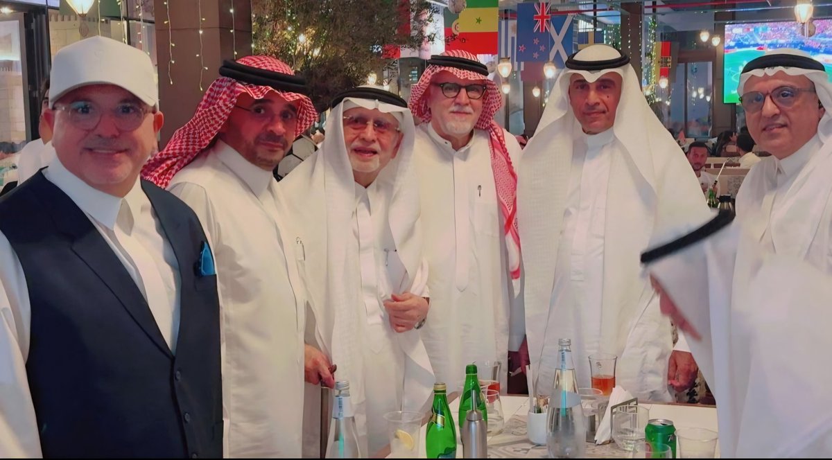 farid_mokhlis's tweet photo. [ المايسترو يحتفل بالدكتور خوجه]
احتفى زميلنا  / مازن السيد 
" المايسترو  " بمعالي  الدكتور عبدالعزيز خوجه وزير الثقافة والإعلام سابقا وسفير المملكه في عده دول كان آخرها سفيرا بالمملكة المغربيه
وبحضور سعادة السفير محمد الغامدي ..سفير خادم الحرمين الشريفين لدى سنغافوره..والدكتور محمد الحميدي..والدكتور زيد الفضيل والدكتور بنتن بن معمر 
ومحمد خياط..وسمير نحاس وطلعت زارع واحمد دردير وعبدالرشيد بخاري وكانب هذه السطور..
** الجلسه الحلللوة كانت في كازينو النخيل بنادي اليخوت..
* بداية الحديث من سعاده السفير محمد الغامدي سفيرنا في سنغافوره 
تحدث عن كيفيه تحول هذه الدوله فقيرة الموارد الطبيعيه ..الى بلد اقتصادي هام في القارة الأسيويه 
من خلال التركيز على الموقع .وتطوير الميناء وفتحوا البلد للإستثمار الأجنبي..ثم عملوا مصانع بسيطه مثل النسبج والالكترونيات  من التوظيف السريع 
ثم > كيف نقلوا الاقتصاد  من صناعات رخيصه لتقنية متقدمه
وحولوا سنغافوره لمركز مالي اسيوي
* كان الحديث يتوقف فجأة امام اي هجمه للمنتخب الأسباني او المنتخب البرتغالي.. حيث انقسم المدعوون الى قسمين منهم من كان يشجع المنتخب البرتغالي..لعيون كريستيانو رونالدو..ومنهم من كان يشجع المنتخب الأسباني لعيون 
يامين يامال..
* معالي الدكتور عبدالعزيز خوجه 
حن كثيرا للطائف المأنوس سامعه وهو يتحدث عن بساتين الطائف 
بستان حوايا كبيرة وبستان حوايا صغيره وبستان الجهنميه وفي المثناه بساتين " الزهره والشريعه  والرقاب.  وكيف كانت هذه البساتين تحتضن العديد من الفنانات اللي كانوا يحيوا عصاري الطائف في هذه البساتين زي [ توحه ..عيشه حماده..صالحة بلطجيه..فوزيه صيرفي. واخريات وكيف كانوا ربات البيوت مع أذان المغرب ينتهي >> انسهن ويعدن الى بيوتهن..في اشارة من معاليه
الى ان الطائف كان مسرحا نسائيا غنائيا ليس له مثيل
>> شكرااا للزميل مازن السيد  على هذه الدعوة الجميله ك [ جمالية روحه ]