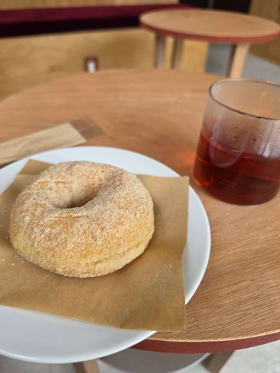 yukarinu2's tweet photo. 中央公園近くに6/27にオープンしたドーナツとコーヒーとプロダクトのカフェ「home town (ホームタウン)」へ。焼きたてのモチッモチのドーナツ。私は紅茶とケーキに。二階がイートインスペースで、アーチ窓から中央通りが見える。#カフェ　#ドーナツ　#甘いもん　#おやつ　#スイーツ
#高松飲食店 https://t.co/mr5xM200OB
